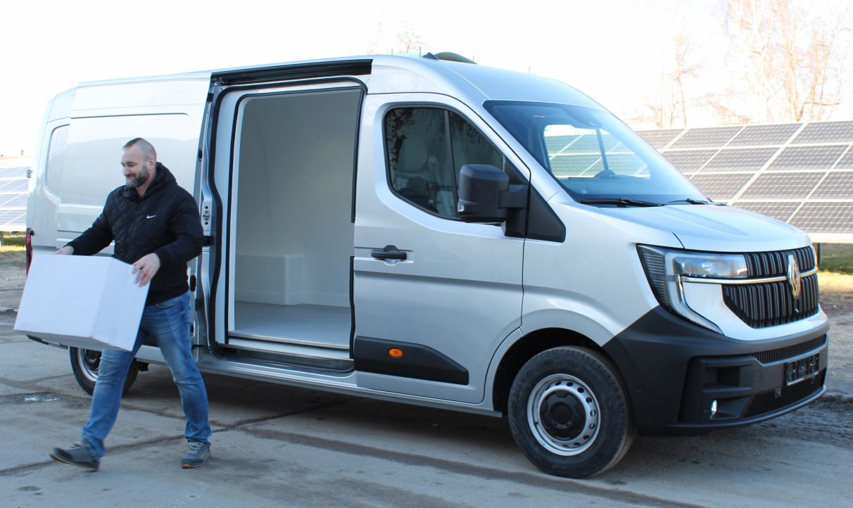 Chargement d’une caisse frigorifique Districool sur châssis utilitaire