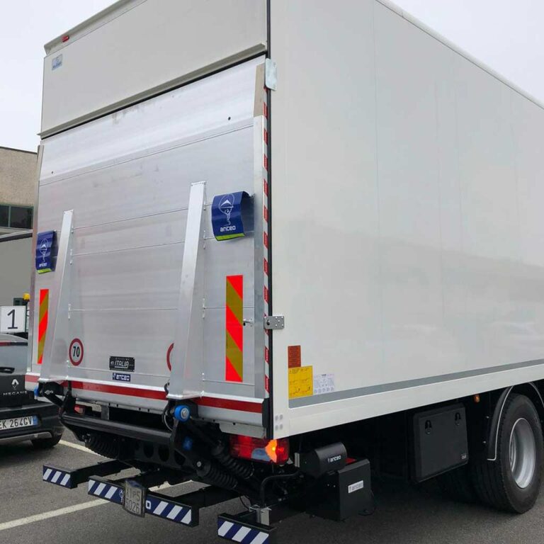 Hayon élévateur sur porteur, plateforme relevée