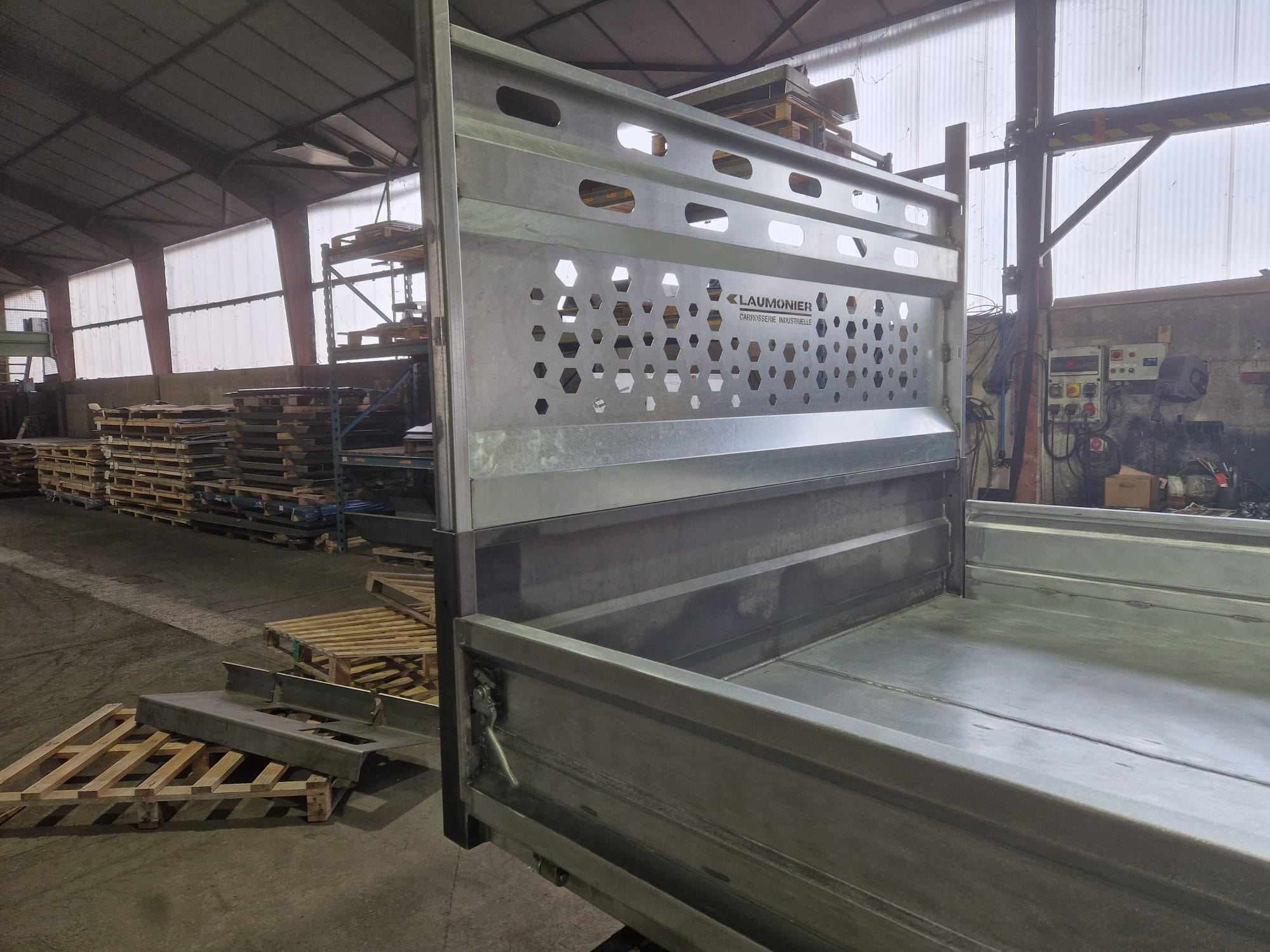 Benne en cours de construction dans l’atelier Laumonier