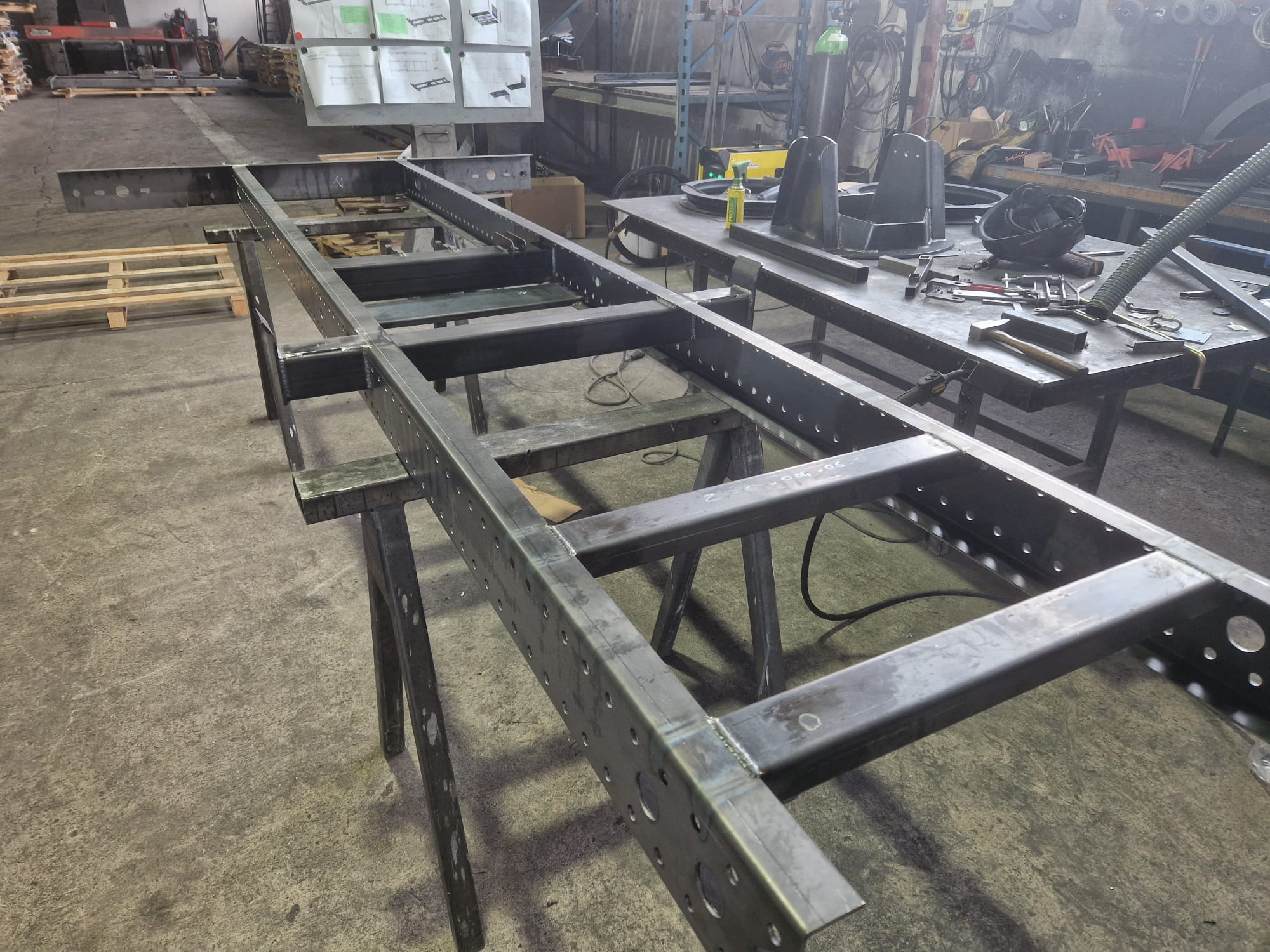 Structure de châssis assemblée sur tréteaux dans l'atelier