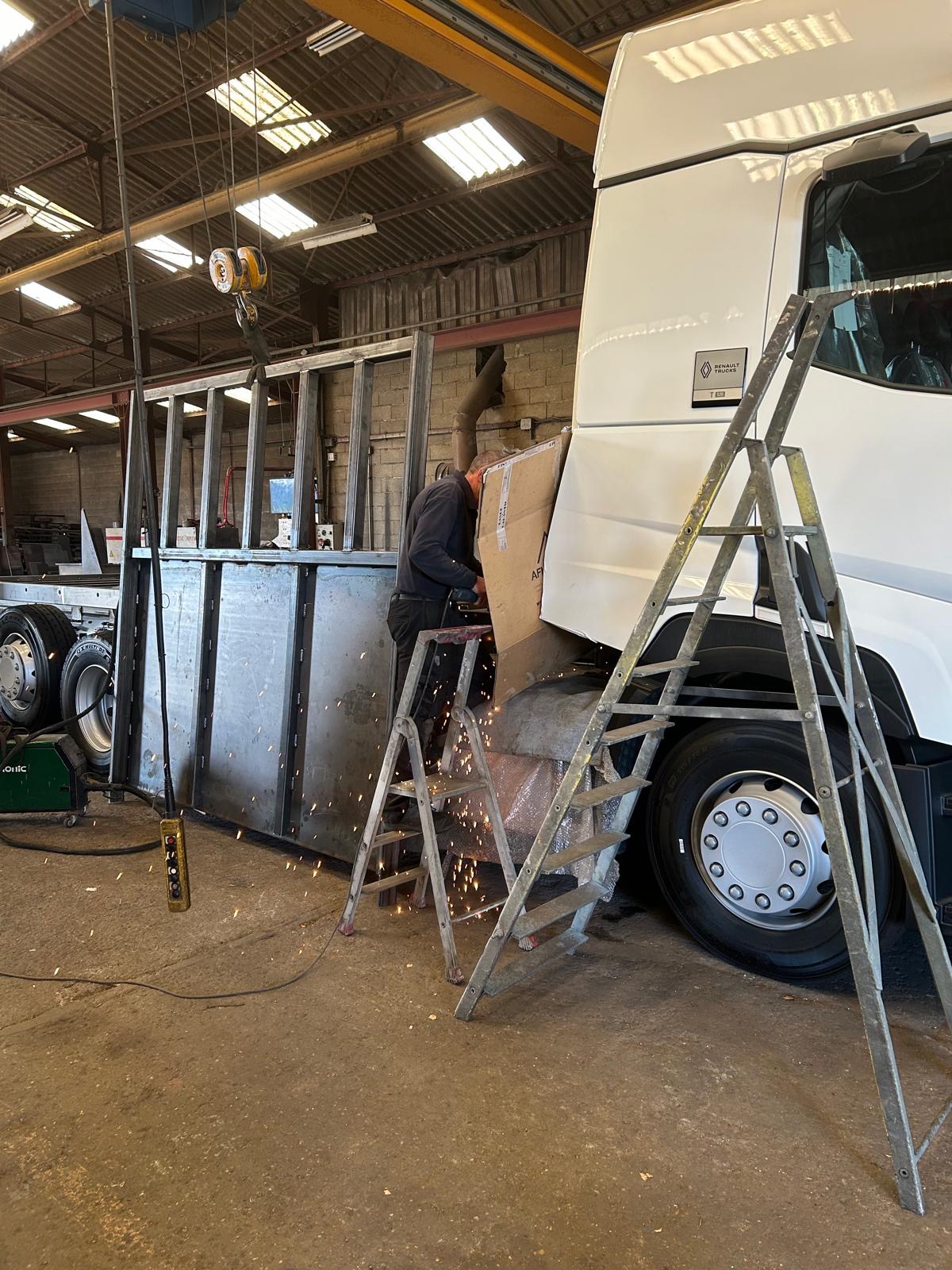 Ajustage d'un élément de carrosserie sur le porteur, dans l'atelier de Châteaudun