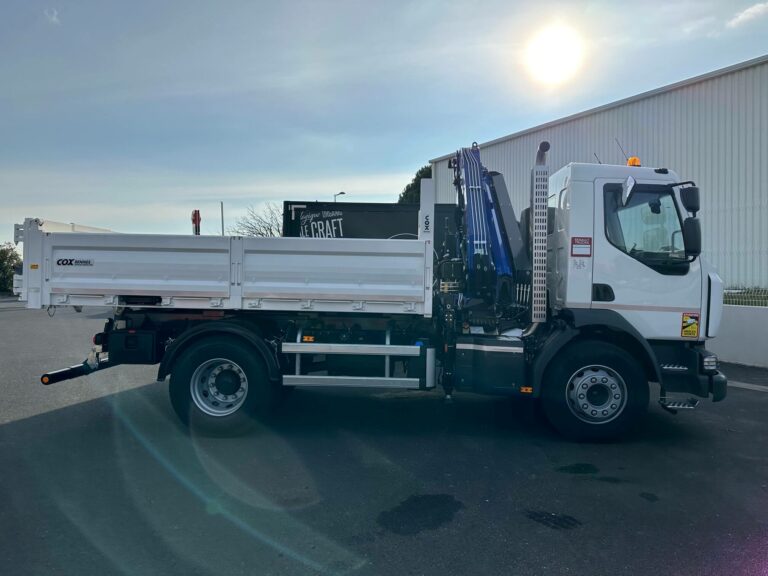 Benne basculante COX Transporteurs sur porteur équipé d'une grue