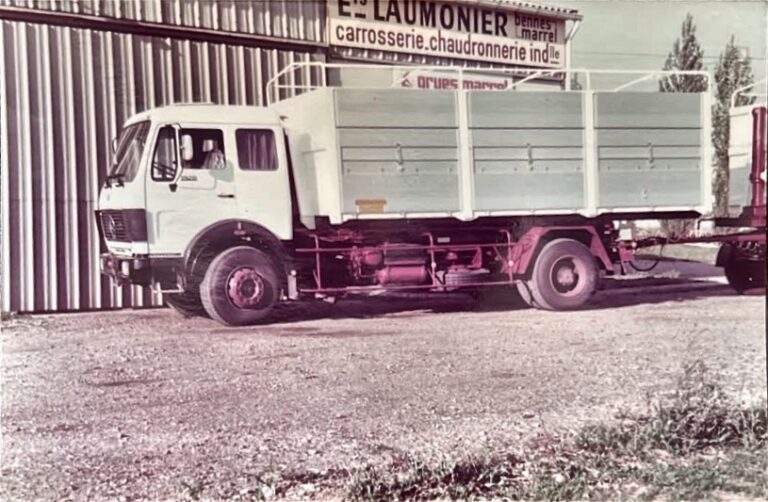 Photographie d'archive devant l'atelier Laumonier