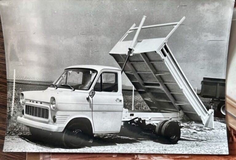 Photographie d'archive en noir et blanc — utilitaire équipé d'une benne avec arceau de cabine