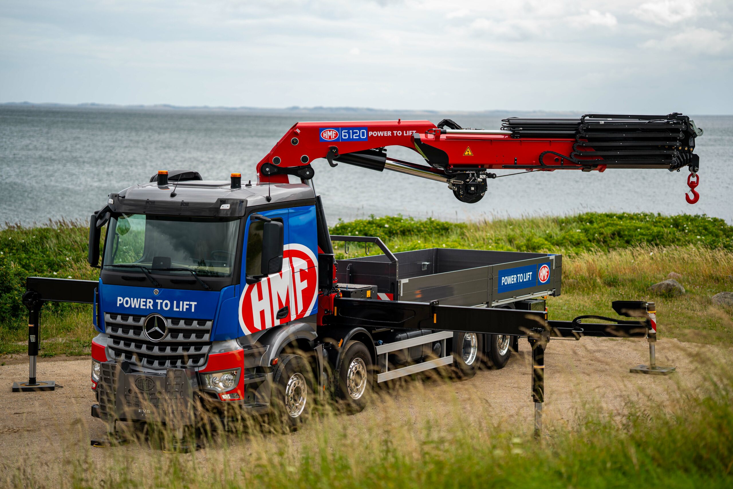 Porteur 8x4 équipé d'une grue auxiliaire de chargement HMF