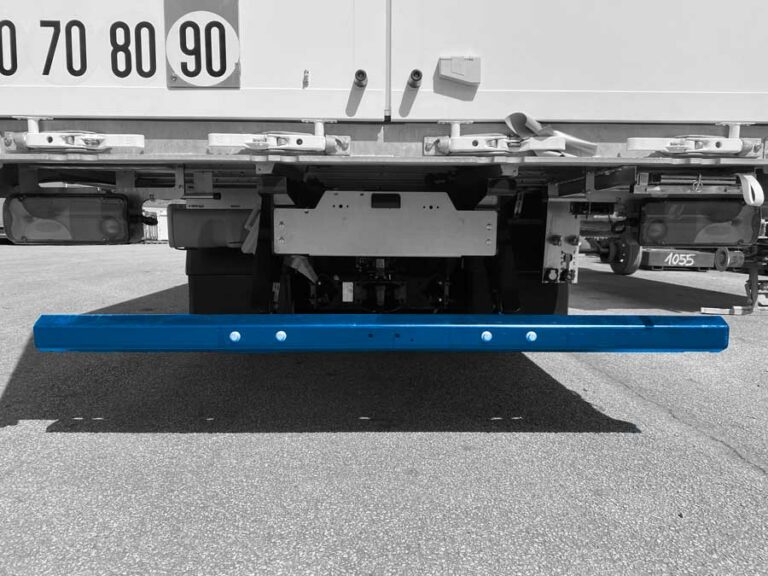 Barre anti-encastrement arrière montée sur carrosserie