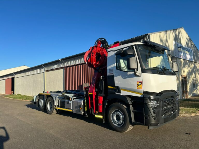 Porteur 8x4 équipé d'une grue et d'un bras ampliroll