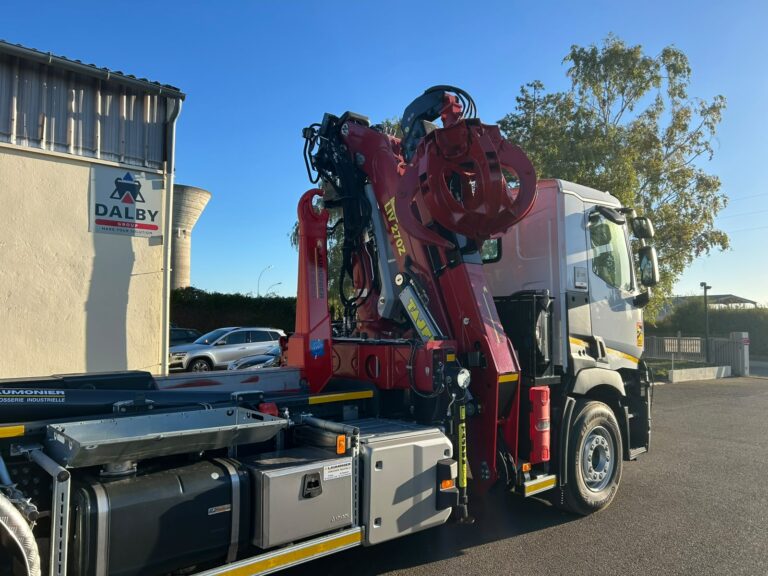 Porteur équipé d'une grue auxiliaire repliée derrière la cabine