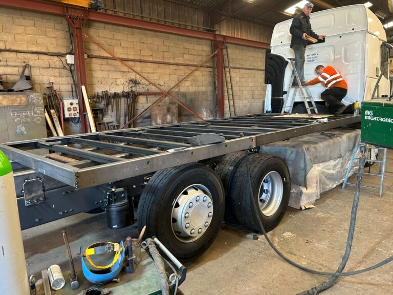 Faux-châssis posé et calé sur le porteur, en cours de montage à l'atelier