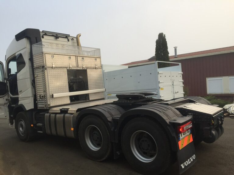 Tracteur routier équipé de coffres et rangements en aluminium
