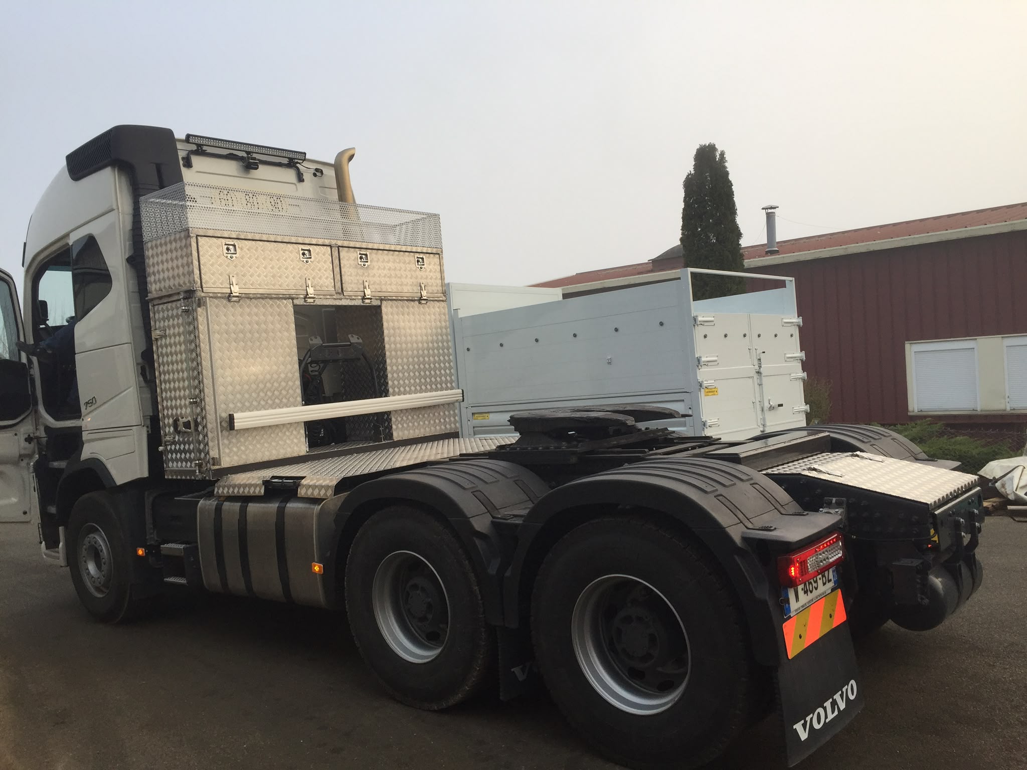 Tracteur équipé de coffres aluminium