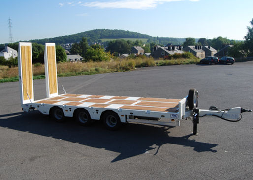 Remorque porte-engins avec rampes de chargement